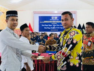 Ket Gbr : Pemberian remisi kepada warga binaan oleh Kalapas Siborongborong Herry H Simatupang.