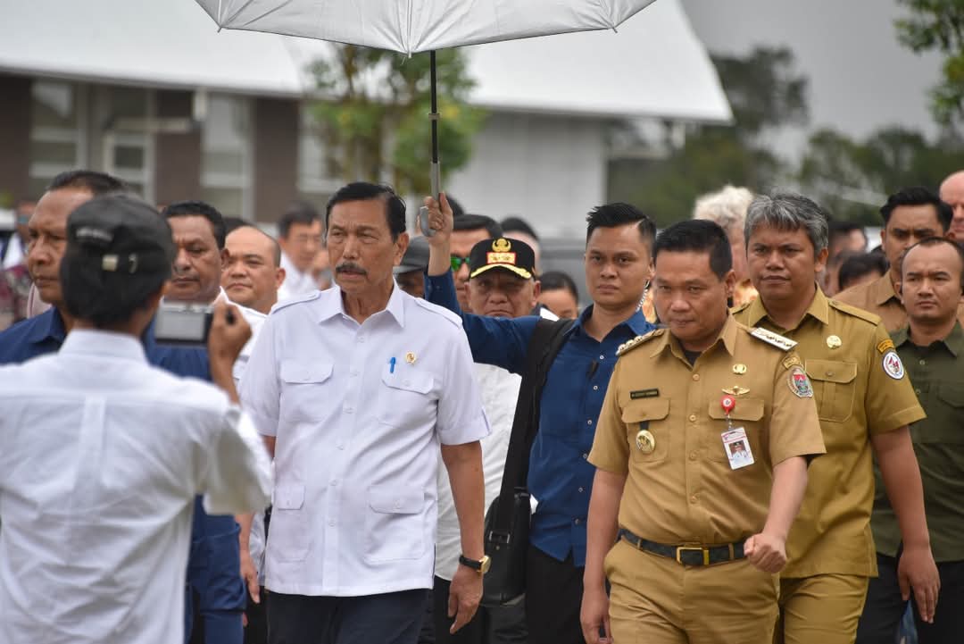 Ket Gbr : Kunjungan Kerja Ketua DEN RI Jendral TNI (Purn) Luhut Binsar Pandjaitan bersama rombongan di TSTH2 Dolok Sanggul di Sambut Bupati Humbahas Dr. Oloan Paniaran bersama Pimpinan OPD beserta para warga Humbang Hasundutan.