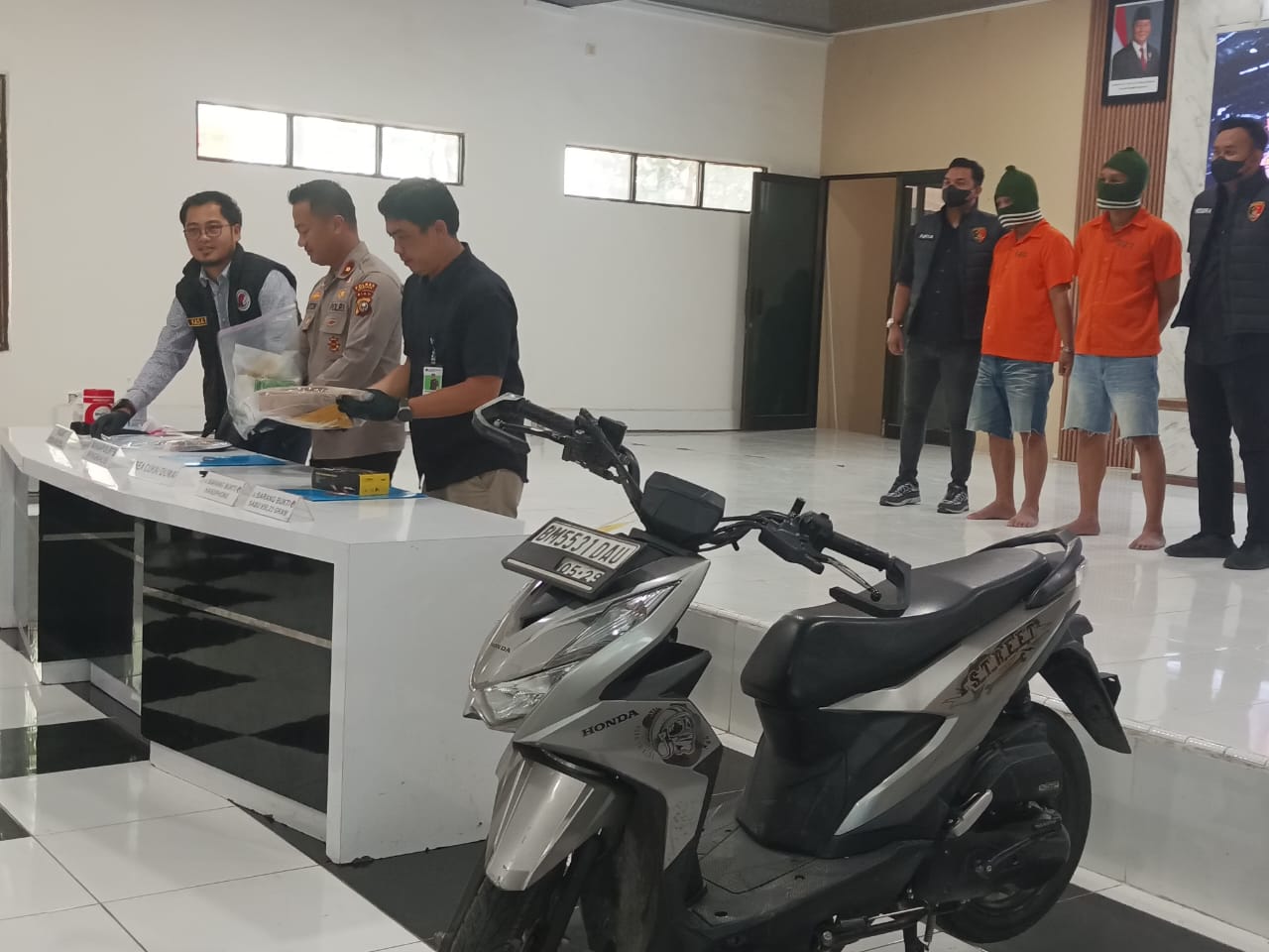 Polres Bengkalis dan Bea Cukai Dumai Bongkar 956 Gram Sabu Jaringan Internasional, Dua Tersangka Ditangkap