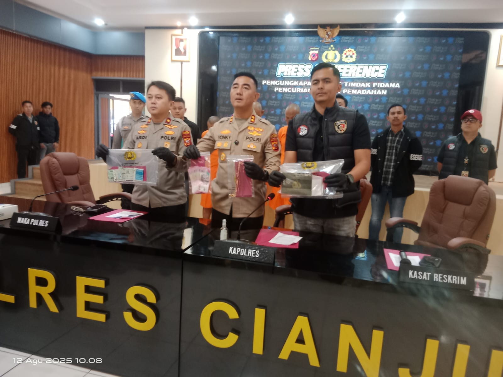Polres. Cianjur Berhasil Membekuk Pelaku Pencurian Toko Emas Di Sindangbarang