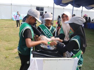 Ket gbr : Tim Duta Gelitik SMP N 1 Blora saat beraksi mengumpulkan sampah plastik di area PPI Lapangan Kridosono Blora