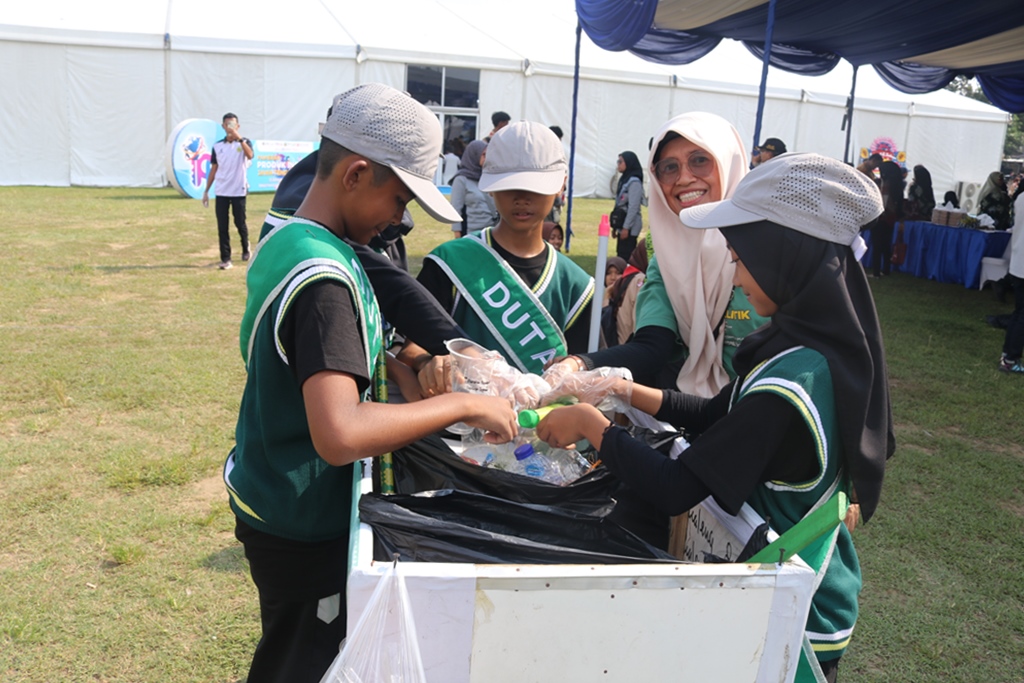Ket gbr : Tim Duta Gelitik SMP N 1 Blora saat beraksi mengumpulkan sampah plastik di area PPI Lapangan Kridosono Blora