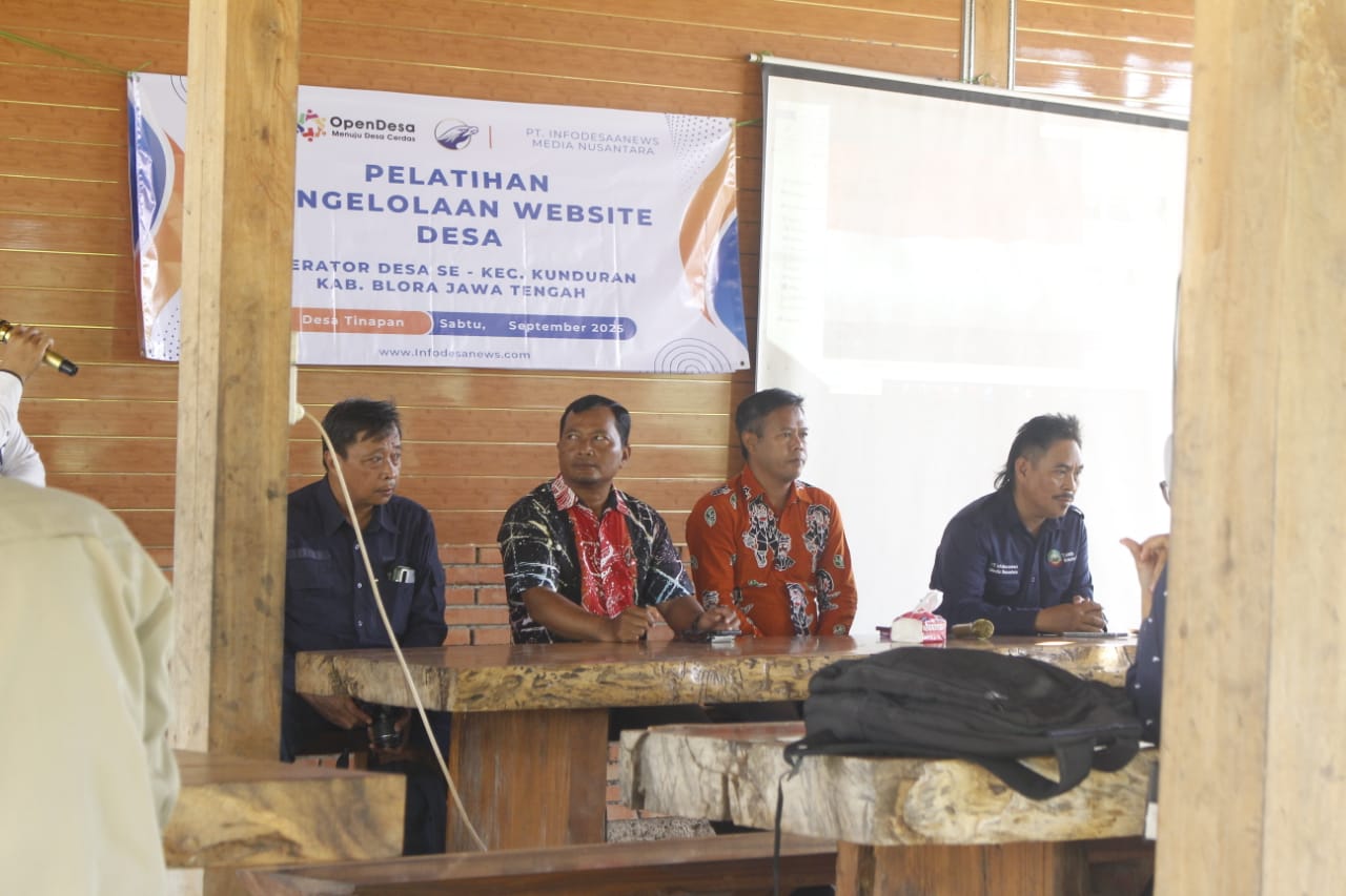 Ket gbr : Aras dari PT. Infodesanews dan Teguh Rudianto dari Kominfo Blora menjadi nara sumber pelatihan website desa