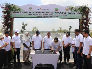 Ket gbr : Bupati Blora Arief Rohman bersama Pertamina dan UGM meresmikan Embung Watu Macan di Desa Megeri Kecamatan Kradenan