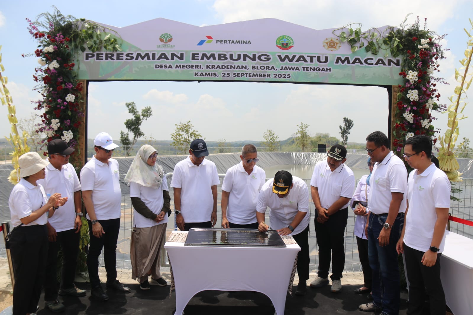 Ket gbr : Bupati Blora Arief Rohman bersama Pertamina dan UGM meresmikan Embung Watu Macan di Desa Megeri Kecamatan Kradenan