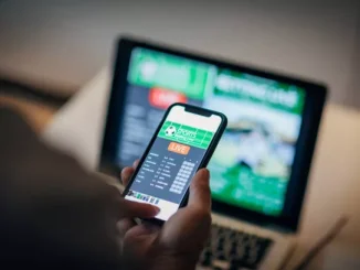 seorang pria memegang hp