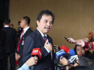 Roy Suryo saat di wawancara media.