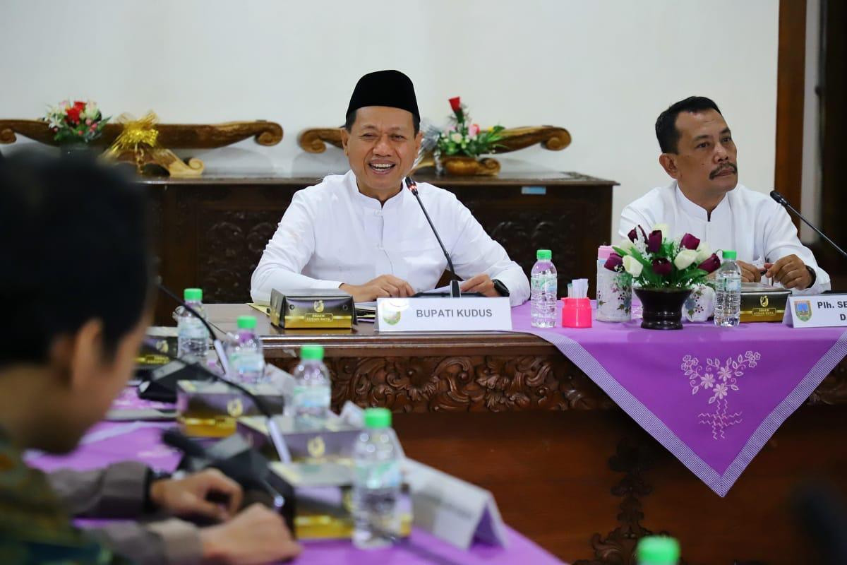 Bupati Kudus Sam’ani Intakoris memperkuat kesiapsiagaan daerah pada rapat koordinasi lintas sektoral dalam rangka pengamanan Natal 2025.