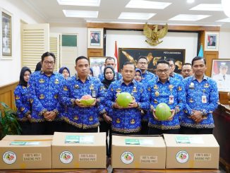 Bupati Pati, Sudewo, secara resmi memberangkatkan distribusi Jeruk Pamelo dari Pendopo Kabupaten Pati