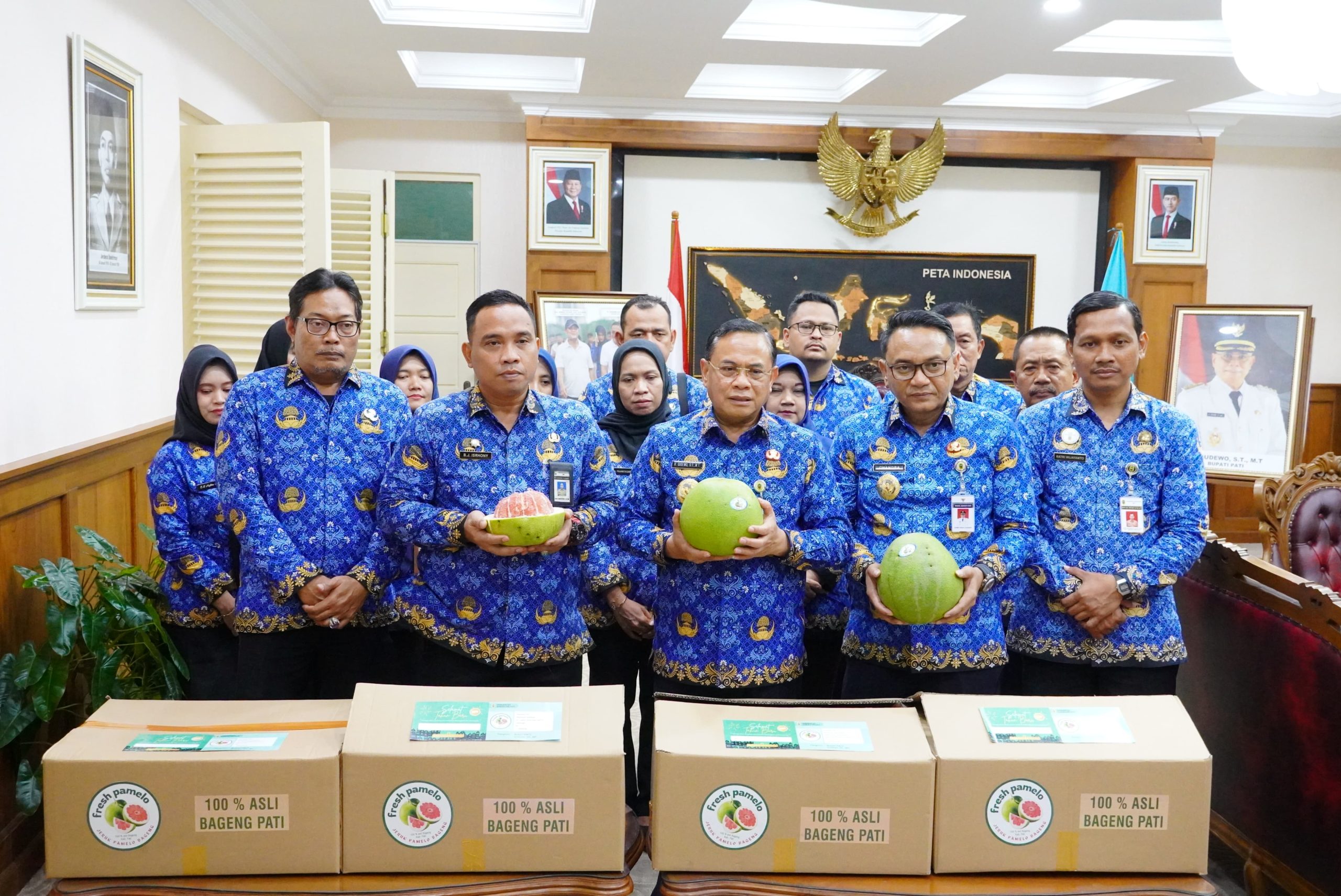 Bupati Pati, Sudewo, secara resmi memberangkatkan distribusi Jeruk Pamelo dari Pendopo Kabupaten Pati