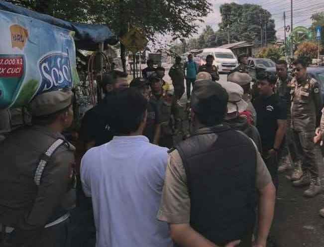 Pemkab Majalengka Melalui Satpol PP Dan Tim Damkar Tertibkan Bangunan Liar Di Ruas Jalan Provinsi