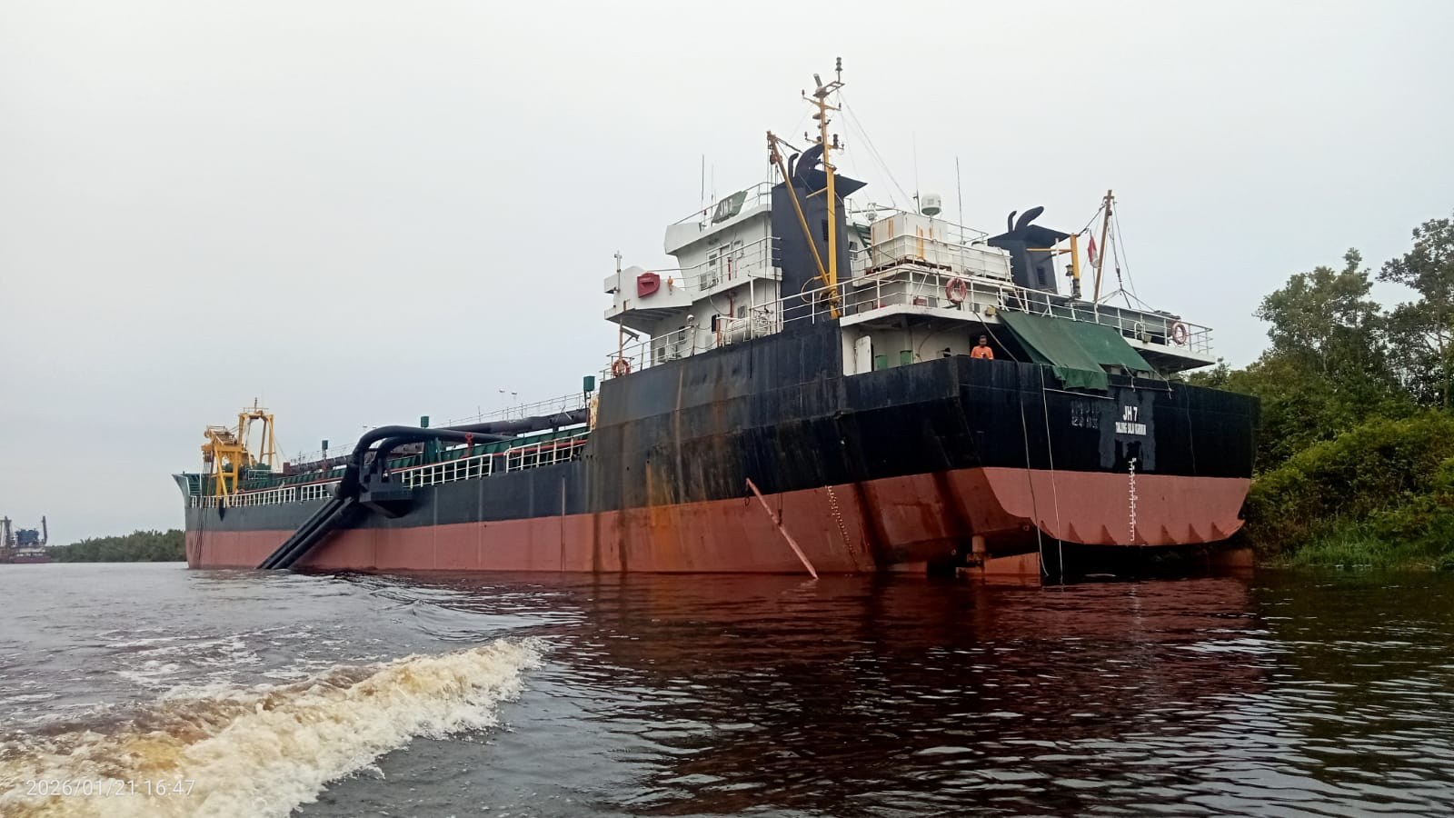 Sukamara di DAS Jelai: Kapal JH 7 Bongkar Muatan Pasir