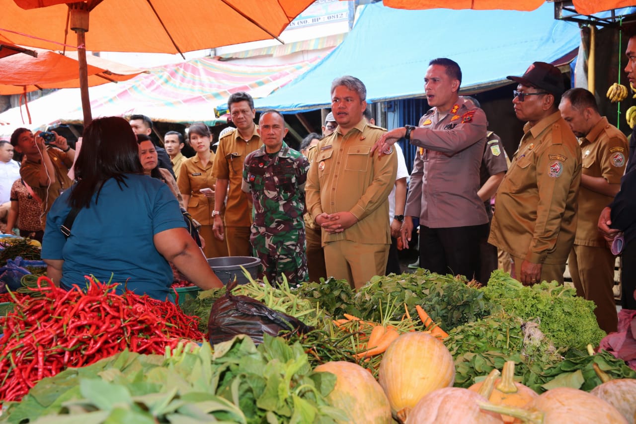 Wabup Taput Tinjau Gerakan Pangan Murah di Pasar Siborongborong, Pastikan Harga dan Stok Bahan Pokok Stabil