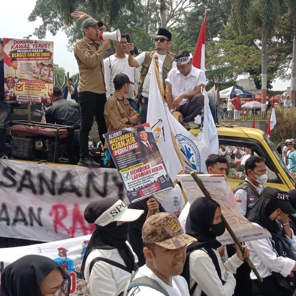 Ratusan Warga Cianjur Geruduk DPRD dan Pemda, Dukung Program MBG Berkelanjutan