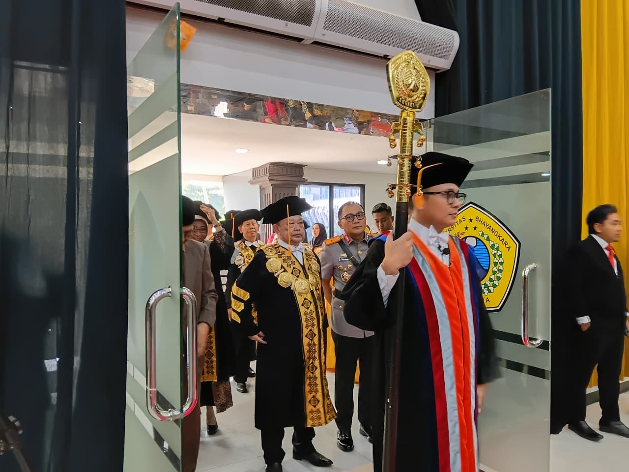 Universitas Bhayangkara Surabaya Menyelenggarakan Wisuda Sarjana Ke-59 dan Magister Ke-34