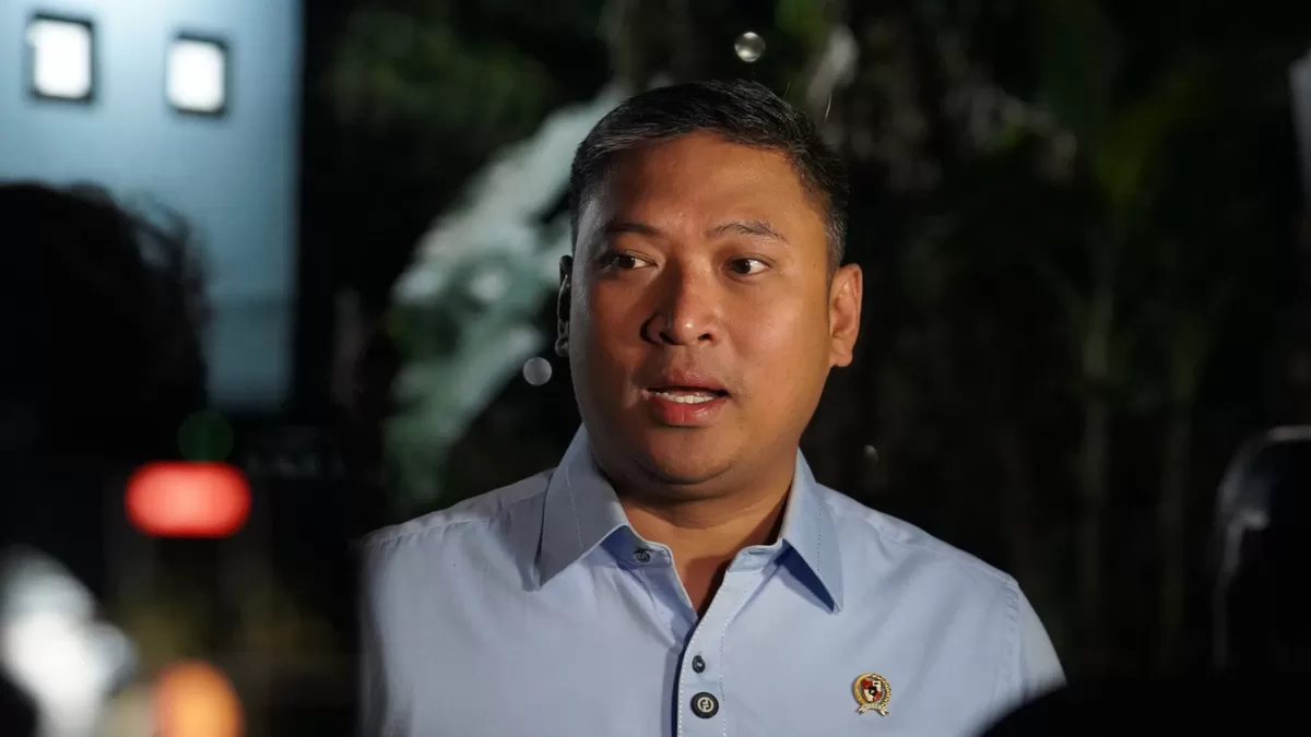 Sudaryono, Kepala Badan Gizi Nasional, sedang memberikan pernyataan. Ia mengenakan kemeja biru muda dengan pin logo instansi di kerahnya